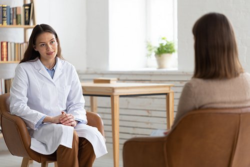 Психотерапевт проводит проводят психотерапию запрещающего характера